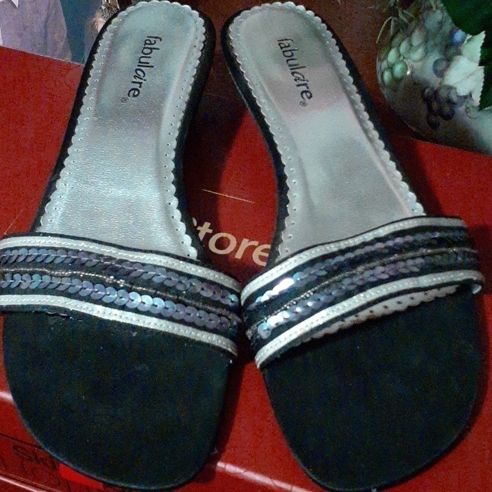 Sequins for a CRUISE or Dinner Date? 1" heel By Fabulare! 9M - Picture 2 of 8